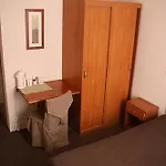 鲁西永酒店 *